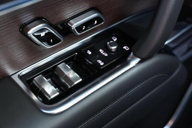 Photo of 2023 Black Land Rover Range Rover