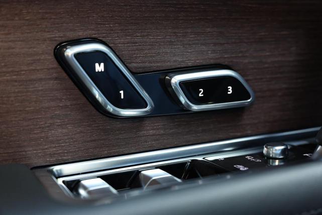 Photo of 2023 Black Land Rover Range Rover