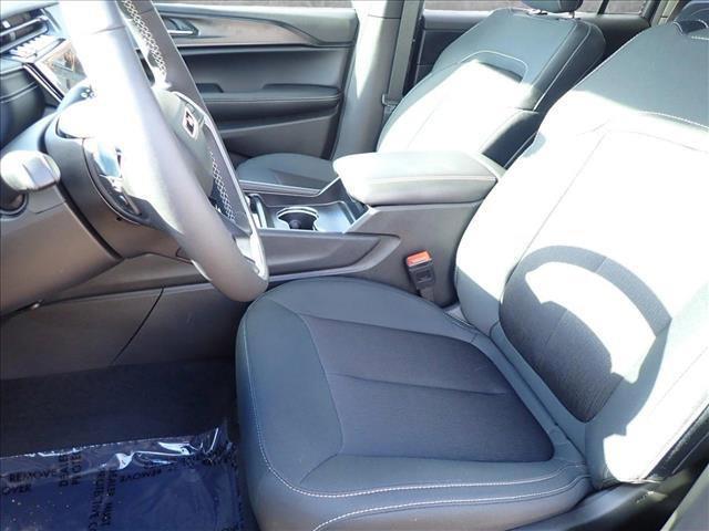 Photo of 2025 Diamond Black Crystal Pearlcoat Jeep Grand Cherokee L