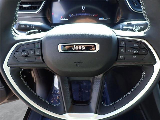 Photo of 2025 Diamond Black Crystal Pearlcoat Jeep Grand Cherokee L