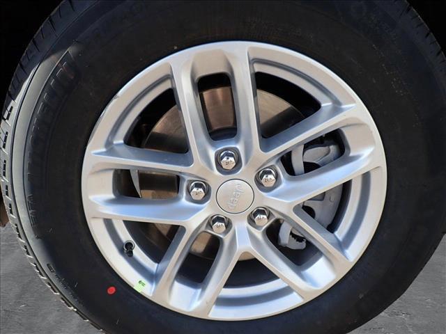 Photo of 2025 Diamond Black Crystal Pearlcoat Jeep Grand Cherokee L