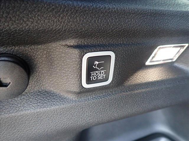 Photo of 2025 Diamond Black Crystal Pearlcoat Jeep Grand Cherokee L