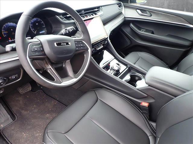 Photo of 2025 Diamond Black Crystal Pearlcoat Jeep Grand Cherokee