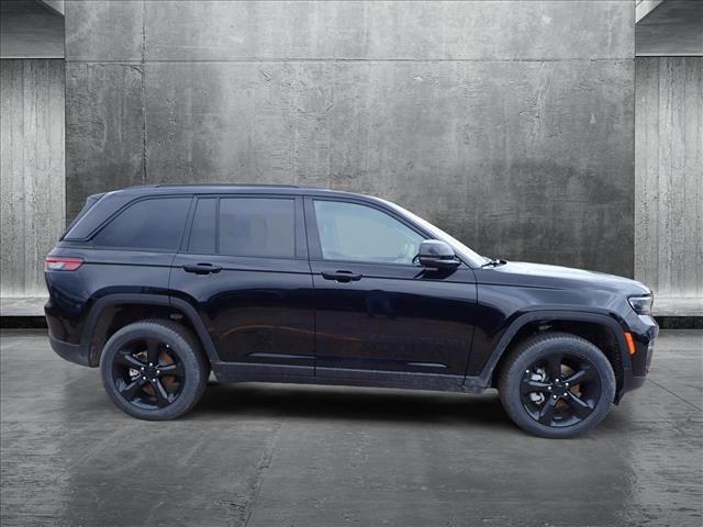 Photo of 2025 Diamond Black Crystal Pearlcoat Jeep Grand Cherokee