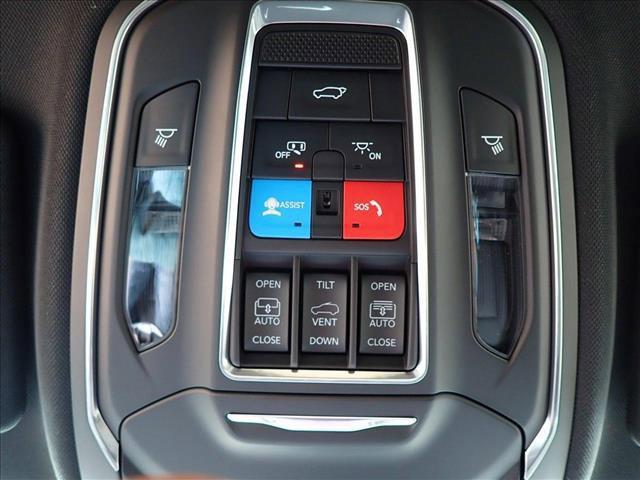 Photo of 2025 Diamond Black Crystal Pearlcoat Jeep Grand Cherokee