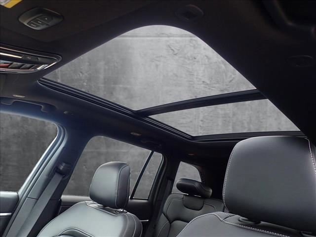 Photo of 2025 Diamond Black Crystal Pearlcoat Jeep Grand Cherokee