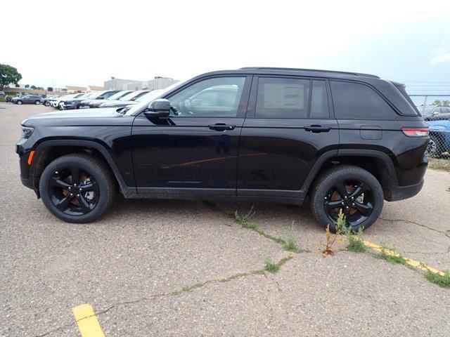 Photo of 2025 Diamond Black Crystal Pearlcoat Jeep Grand Cherokee