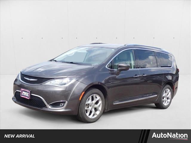 Photo of 2017 Granite Crystal Metallic Clearcoat Chrysler Pacifica