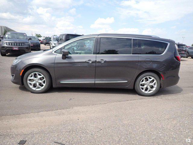 Photo of 2017 Granite Crystal Metallic Clearcoat Chrysler Pacifica