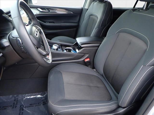 Photo of 2023 Silver Zynith Jeep Grand Cherokee L