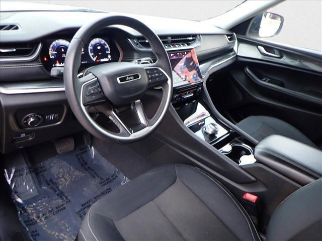 Photo of 2023 Silver Zynith Jeep Grand Cherokee L