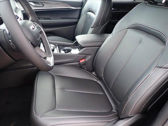 Photo of 2025 Silver Zynith Jeep Grand Cherokee