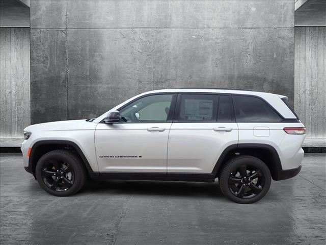 Photo of 2025 Silver Zynith Jeep Grand Cherokee