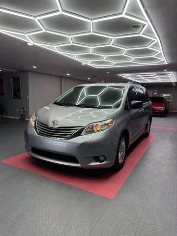 Photo of 2012 Predawn Gray Mica Toyota Sienna