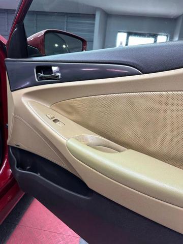 Photo of 2013 Red Hyundai SONATA Hybrid