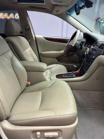 Photo of 2004 White Lexus ES 330