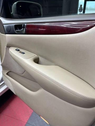 Photo of 2004 White Lexus ES 330