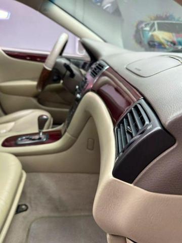 Photo of 2004 White Lexus ES 330