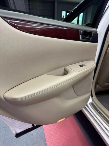 Photo of 2004 White Lexus ES 330