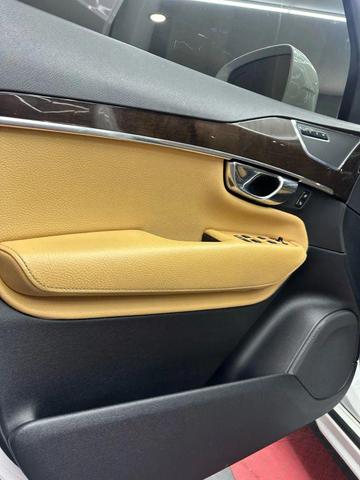 Photo of 2016 White Volvo XC90