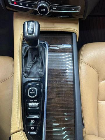 Photo of 2016 White Volvo XC90