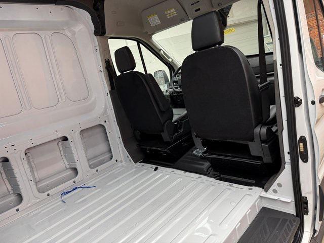 Photo of 2025 Oxford White Ford Transit-250