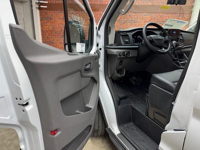 Photo of 2025 Oxford White Ford Transit-250