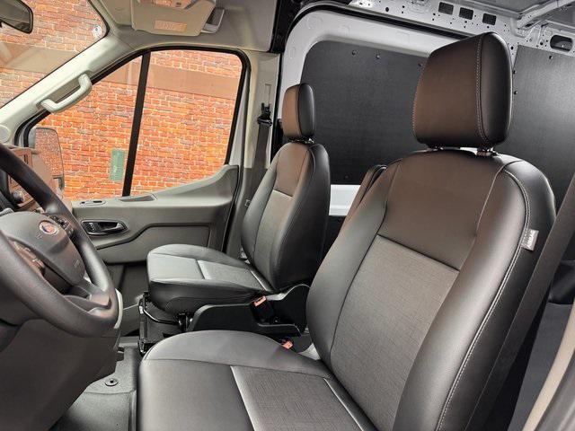 Photo of 2025 Oxford White Ford Transit-250
