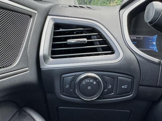Photo of 2016 INGOT SILVER METALLIC Ford Edge