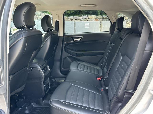 Photo of 2016 INGOT SILVER METALLIC Ford Edge