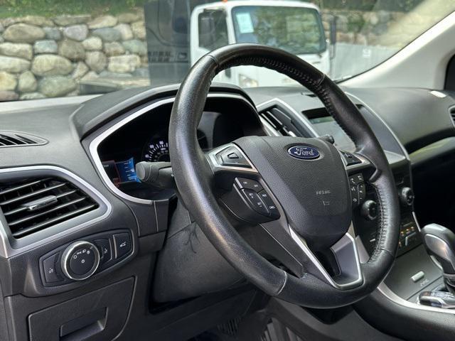 Photo of 2016 INGOT SILVER METALLIC Ford Edge