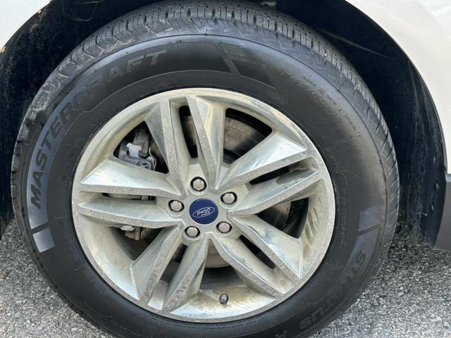 Photo of 2016 INGOT SILVER METALLIC Ford Edge