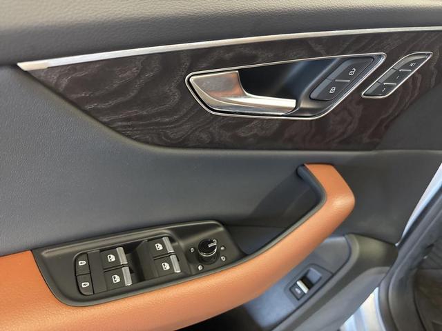 Photo of 2022 Florett Silver Metallic Audi Q8