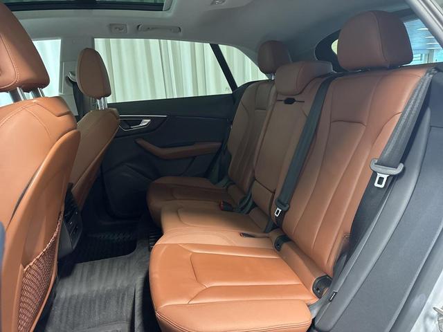 Photo of 2022 Florett Silver Metallic Audi Q8