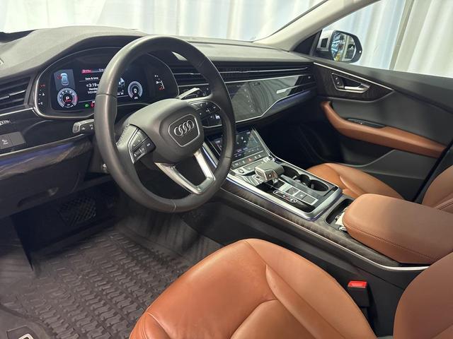 Photo of 2022 Florett Silver Metallic Audi Q8