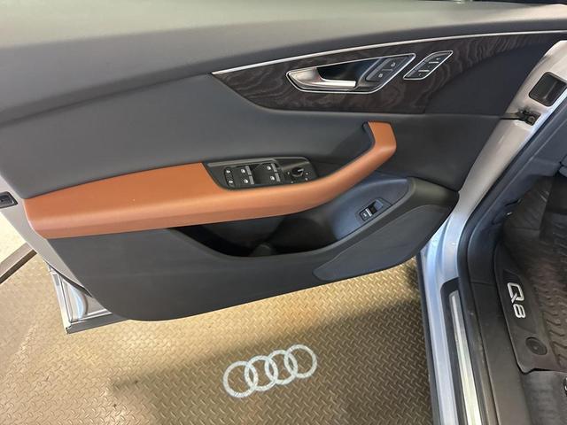 Photo of 2022 Florett Silver Metallic Audi Q8