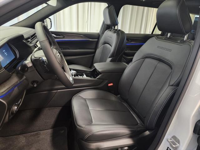 Photo of 2025 Bright White Clearcoat Jeep Grand Cherokee L