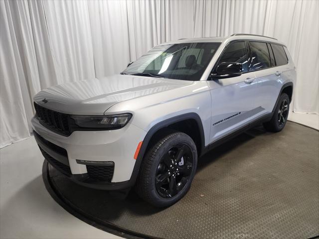 Photo of 2025 Silver Zynith Jeep Grand Cherokee L