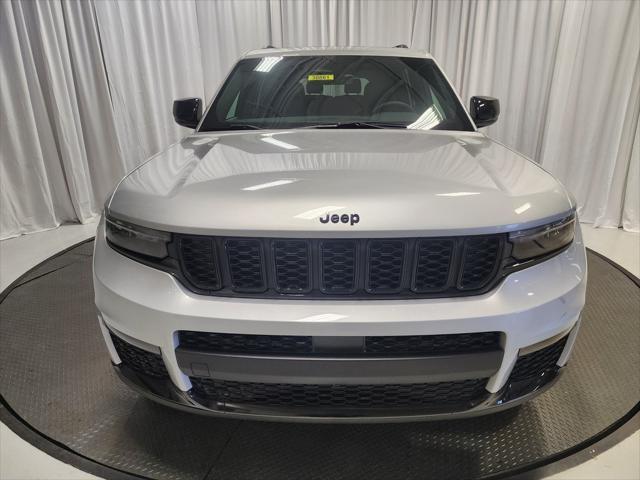 Photo of 2025 Silver Zynith Jeep Grand Cherokee L