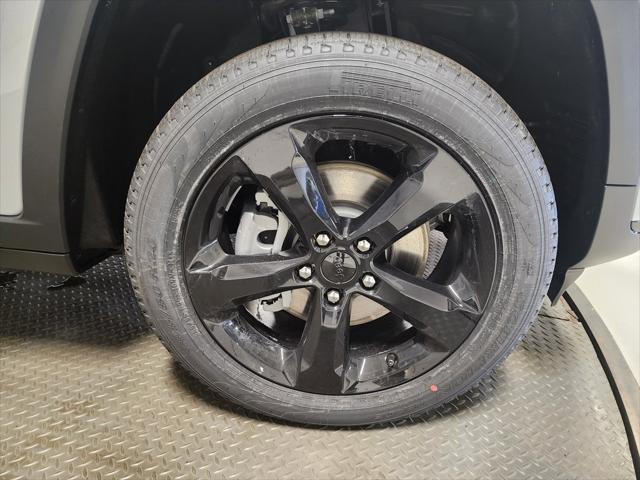 Photo of 2025 Silver Zynith Jeep Grand Cherokee L
