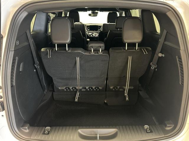 Photo of 2026 Bright White Clearcoat Chrysler Pacifica