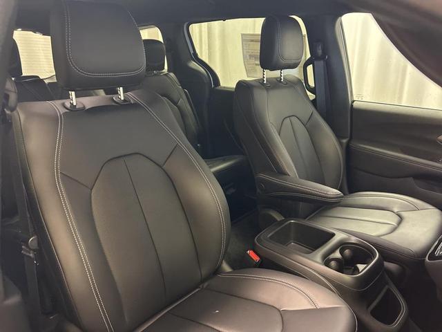 Photo of 2026 Bright White Clearcoat Chrysler Pacifica