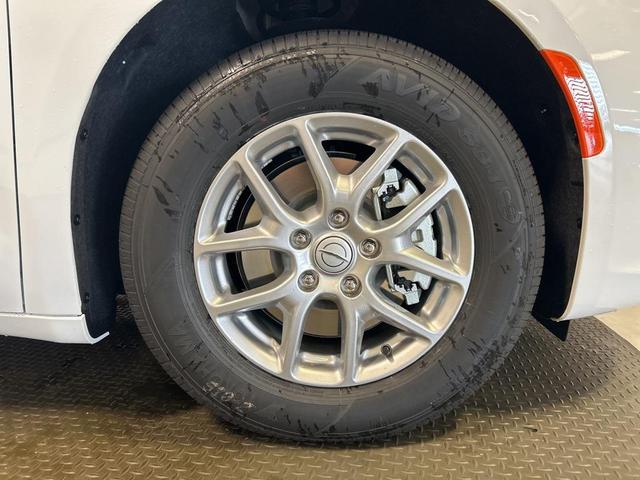 Photo of 2026 Bright White Clearcoat Chrysler Pacifica