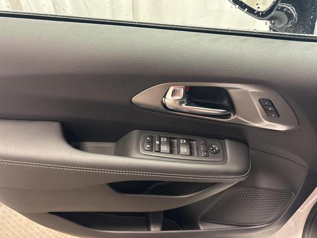 Photo of 2026 Bright White Clearcoat Chrysler Pacifica