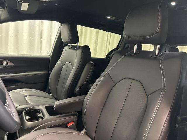 Photo of 2026 Bright White Clearcoat Chrysler Pacifica