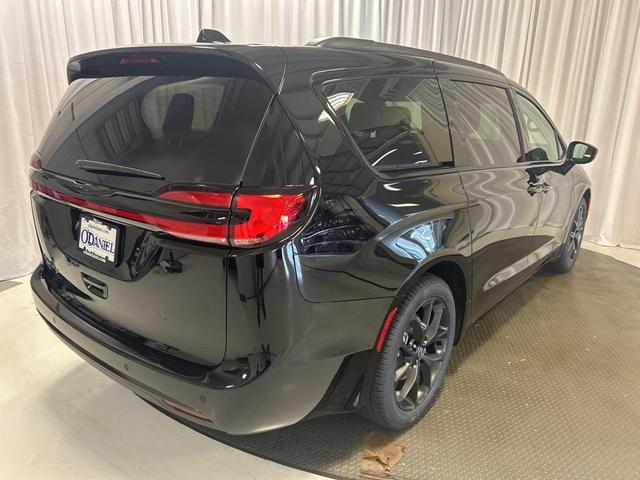 Photo of 2026 Diamond Black Crystal Pearlcoat Chrysler Pacifica