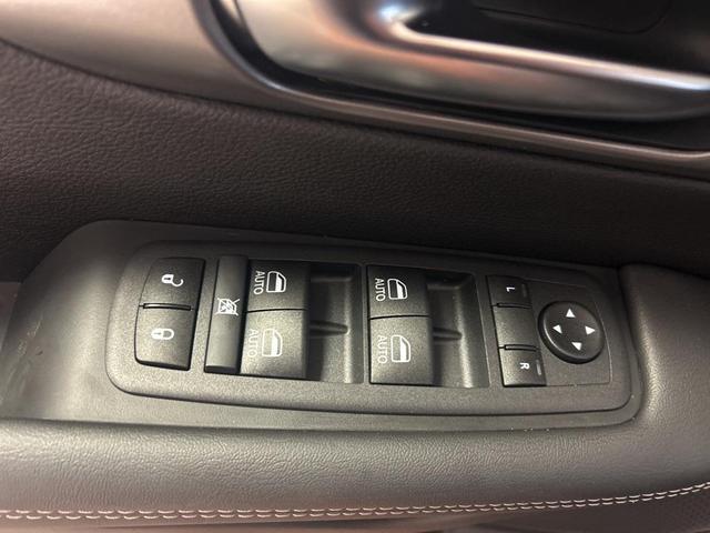 Photo of 2026 Diamond Black Crystal Pearlcoat Chrysler Pacifica