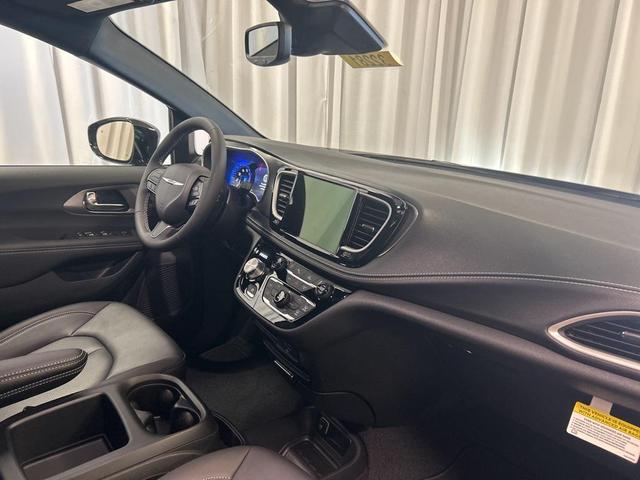 Photo of 2026 Diamond Black Crystal Pearlcoat Chrysler Pacifica