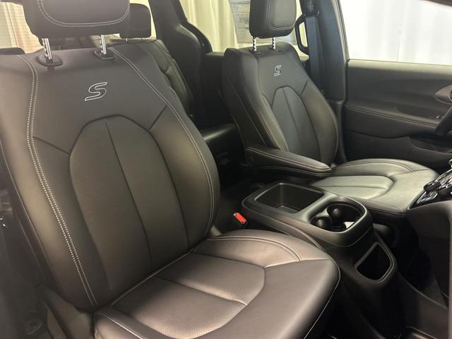Photo of 2026 Diamond Black Crystal Pearlcoat Chrysler Pacifica