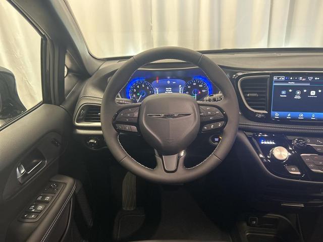 Photo of 2026 Diamond Black Crystal Pearlcoat Chrysler Pacifica